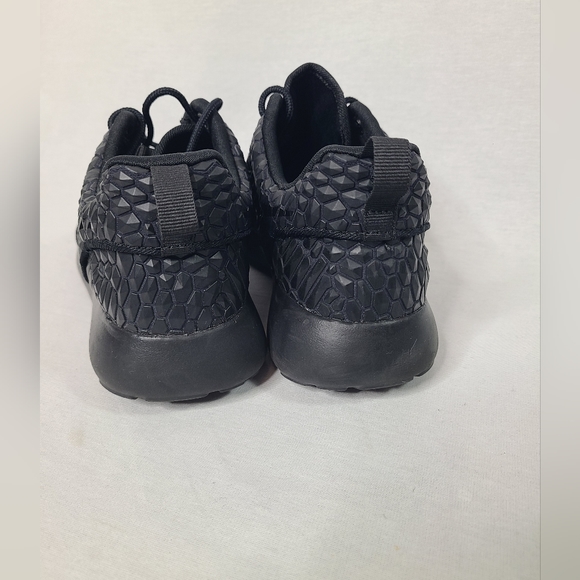 Nike Roshe One DMB (Black) women's SZ 6.5 Shoes #807460-001 Blacked out Rock - Picture 4 of 6